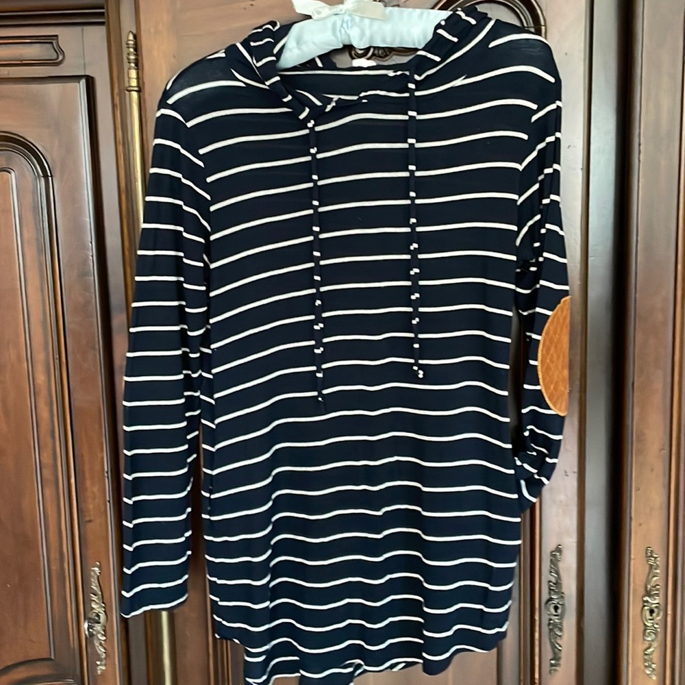 Long sleeve T-shirt with hood, pockets and elbow patches, size medium